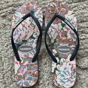 NWOT Havaianas Women's Floral Sandals - Black and Multicolor